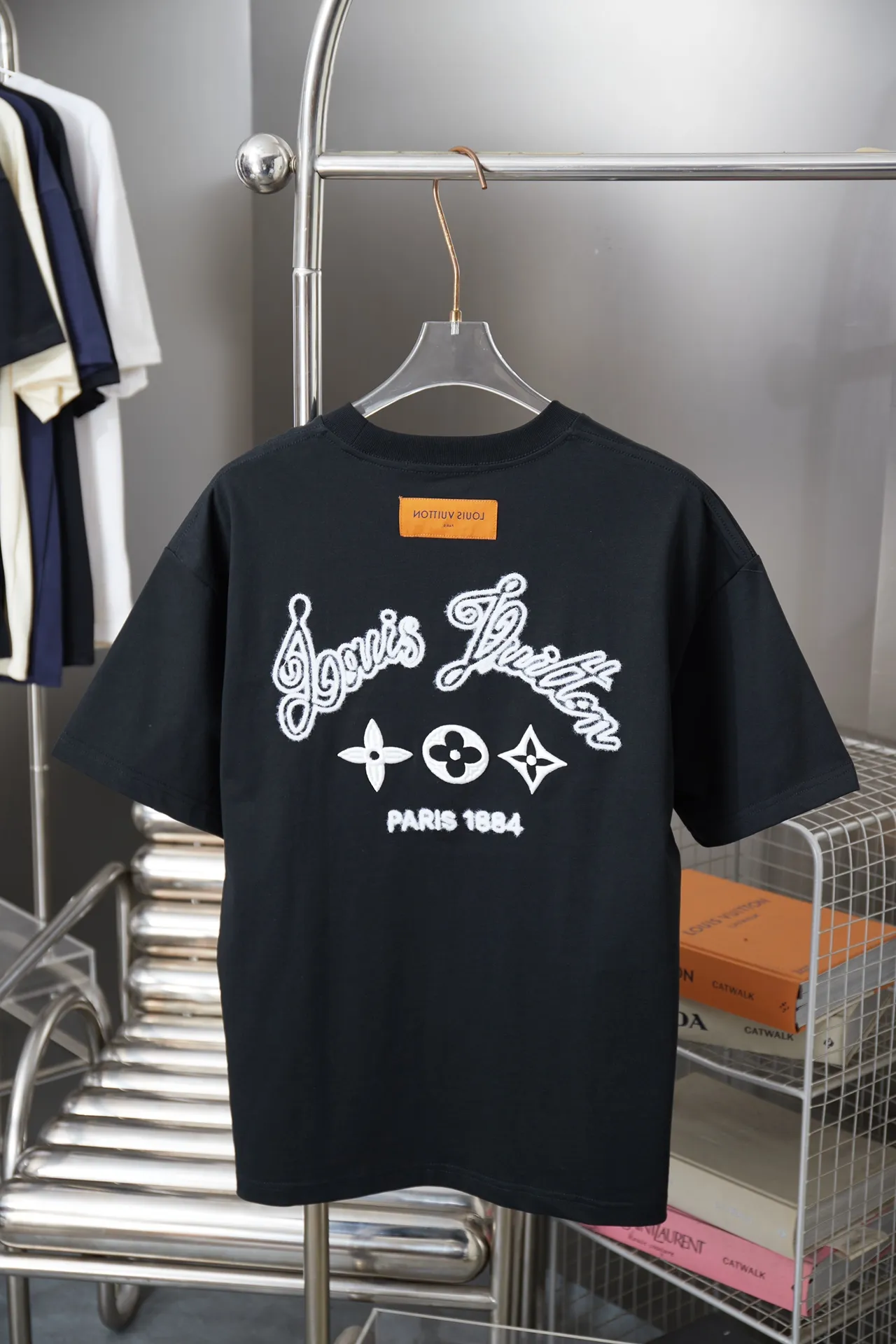 🅿️200 1V 25SS early spring new style short sleeves with embroidered letters, light luxury, a must-have item for daily commuting for men and women, correct version, welcome to compare, detailed features · 320g 100% pure cotton double yarn jersey fabric · Special thickened 32 pieces of double-strand 1X1 thread in the same vat custom dyeing · Imported Tajima machine rope embroidery➕ embroidered letter logo · Double needle stitching and cross-stitch technology · Original main mark, washable tag, brand moisture-proof paper packaging Color: black/white Size: S/M/L/XL